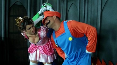 Марио и Луиджи заняты групповухой с принцессой после ее спасения